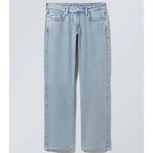 Säljer mina Arrow low straight jeans weekday i färgen ”Summer blue”, storlek 25/30💓Pris kan diskuteras 