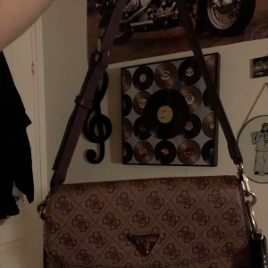 Guess väska  - Har använt den bara några gånger nästan som ny 