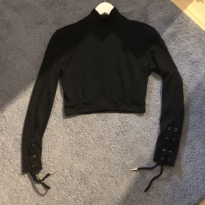 Vintage top - Super fin Vintage polo magtröja med guld detaljer! Köpte för 2 år sedan och har använt den 3ggr så är i mycket bra skick :) 