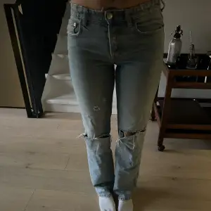 Raka Zara jeans med hål och slitningar i storlek 36