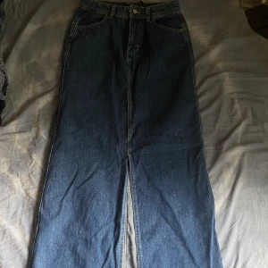 Jeanskjol  - Helt sprillans ny lång jeanskjol. Prislapp är kvar. Säljer då den inte riktigt passade. Kan tänka mig att sänka priset. 