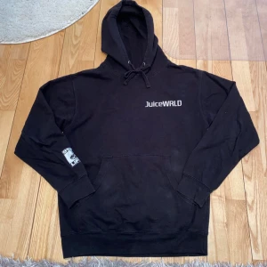 Juice wrld Merch hoodie - Juice wrld Merch hoodie death race for love. Strl S, fint skick. Köpt på 999club. (Hans Merch sida)