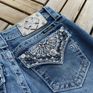 Lågmidjade MissMe jeans  - Säljer mina MissMe lågmidjade jeans i nyskick, endast provade. Midjemått 73cm, innerben 76cm. Tvättar innan jag postar. Skicka dm för frågor/fler bilder och skriv gärna innan du använder köp nu🫶
