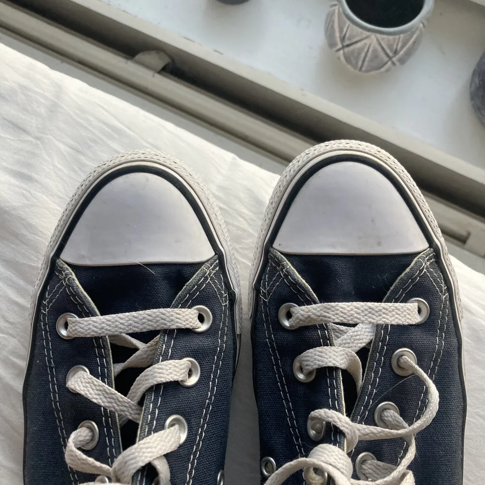 Ett par mörkblåa converse i storlek 39! Använder inte längre så säljer. Skor.