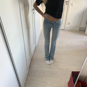 Levis jeans  - Säljer nu mina sjukt efterfrågade levis jeans med låg midja❤️ midjemått 70, innerbenslängd 87