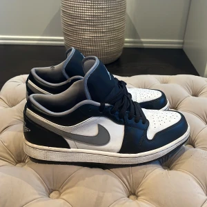 Jordan 1 low particle grey  - Jordan 1 low particle grey. Bra skick, knappt använda, använda med creeseskydd. Har varken kvitto eller låda. Köpta på nike, fler bilder skickas såklart för legit check om man vill. Priset kan diskuteras