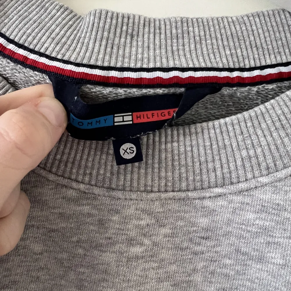 Jättefin grå sweatshirt från Tommy Hilfiger i storlek XS 🤍Använd men i fint skick, säljer för 350kr, köpare står för frakt men kan också mötas upp 🤍. Hoodies.