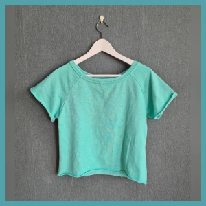 Turkos crop top - Turkos kortärmad crop top från märket "Serious Sally". Den är använd ett par gånger men ändå i relativt gott skick. Några trådar som sticker ut då sömmarna sitter på utsidan av tröjan. Storlek S 💎