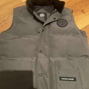 Ganada goose väst - Hej, jag säljer min äkta Canada goose väst som är i ett fantastiskt skick.