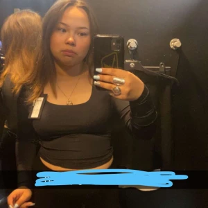 topp - Svart tröja från ”only” i strl M. Köpte på jeansbolaget i somras för 300 kr, säljer för att jag inte använder den längre☺️