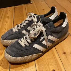 Adidas Samba - Lite slitna, men sitter fortfarande fint och mycket sköna. Storlek 43 och 1/3. Dm om du har några frågor