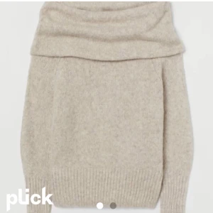 Off Shoulder tröja - Jag köpte denna super fina tröja här på Plick! Men tyvärr så kommer den inte till användning. Tveka inte på att fråga om du undrar något!💗Pris går att diskutera💗