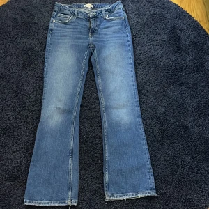 Säljer blåa Bootcut jeans - Säljer ett par jätte fina Bootcut jeans från ginatricot i storlek 152, det är i bra skick och säljer pågrund av att det är för små, skriv privat om du är intresserad, pris kan diskuteras