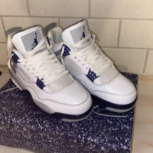  Air Jordan 4 Retro 'Midnight Navy' - Hej, jag säljer dessa Air Jordan 4 Retro 'Midnight Navy' för att den är för små, dessa skor är storlek 40,5 och är helt nya, om du är intresserad så skriv privat och för närmre bilder osv. Köpta för 3000kr