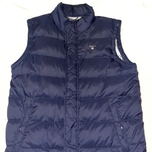 Gant Väst - Säljer denna gantväst som jag har använt mycket sparsamt. Passar perfekt nu till hösten. Kostar 1k + ny. Hör gärna av dig vid frågor eller funderingar. MvH.