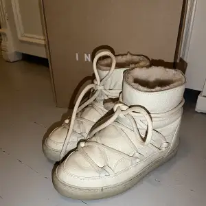 Super snygga vita Inuikii skor! Köpta förra vintern på NK men kom tyvärr inte till så mycket användning🤍💗Helt perfekta nu till vintern!!!