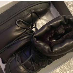 Vinterskor Dam - Helt oanvända, vadderade boots från H&M. Säljer då de är förstora för mig. Nypris 1000, säljer för 650! Frakt ingår inte🫶