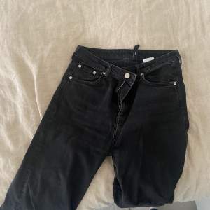 Ace wide leg jeans från weekday, W27L34 Snygg svart / mörkgrå färg!