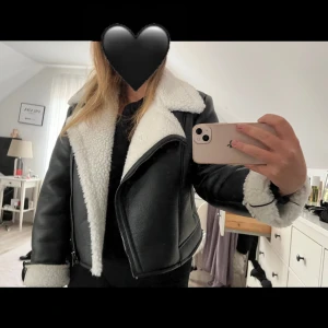 Superfin jacka med vit päls 🤍 - Jag säljer denna fina slutsålda jacka ifrån NA-KD!  Storlek 38  Skick: nyskick! har bokstavligen använt den 1 gång Säljer då jag inte fått användning för den🥹 Bara att skriva för fler bilder osv🫶🏼 