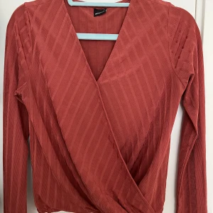 Gina Tricot - tröja  - Snygg tröja från Gina tricot som passar med allt möjligt!