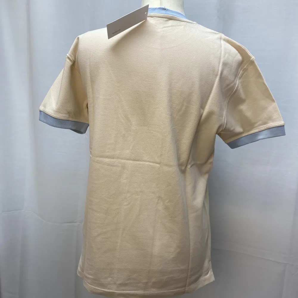 Helt ny beige Tres Bien t-shirt. Nypris är ungefär 1800kr. Skrynklig pga nyss uppackad. Vi har tröjan i S-XL. . T-shirts.
