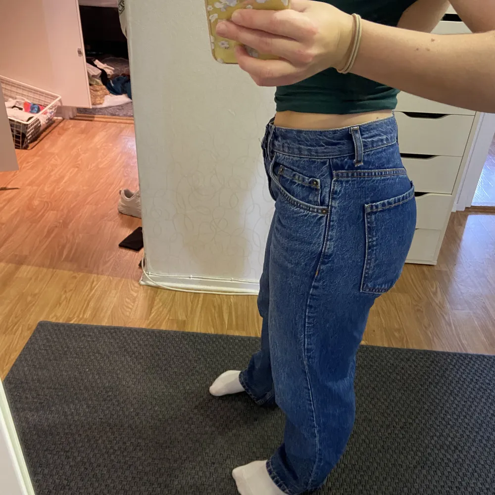 Mörkblå jeans från Asos i storlek W26, L26. Köparen står för frakt.. Jeans & Byxor.