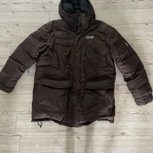 Peak performance jacka - Säljer nu min sambos gammal vinterjacka då han inte kan ha den längre. Den är jätte varm och skön på vintern. 