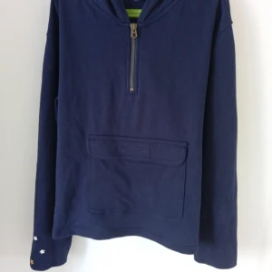 Ralph Lauren hoodie - Mörkblå Ralph Lauren hoodie i bra skick med stjärnor vid armen och en ficka vid magen😀