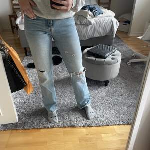 Säljer nu mina Zara jeans! Jag skulle säga att dom är low/mid Rise. Dom är i jätte bra skick då dom har använts sparsamt! Jag är 174 och brukar ha storlek S. 