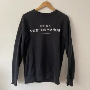 Mörkblå peak performance sweatshirt i herrmodell. Använt men bra skick. Strl M. Hör av dig vid intresse eller frågor!☺️