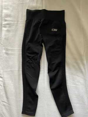 Träningstights  - Jättefina och sköna träningstights från icaniwill. Lite trasiga (se bild 2) men endast en liten repa mellan 2 hål 