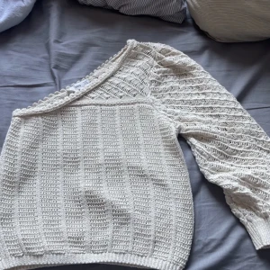 Stickad tröja från mango  - Säljer min fina stickade tröja från Mango har aldrig använt den för känner att den inte riktigt passar mig💓