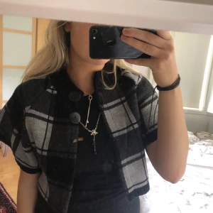 Kortärmad stickad jacka - Kortärmad stickad bolero tröja/jacka/kofts