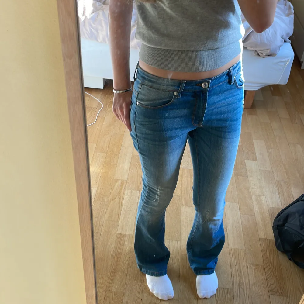 Blå bootcut jeans i storlek 27, men passar mig som vanligtvis har 26. Jeans & Byxor.