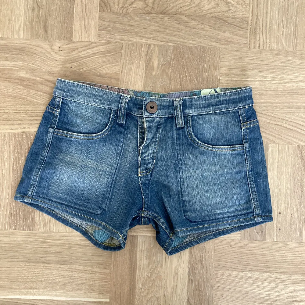 Unika Vintage Miss Sixty shorts med två sidor. Blommönster på ena sidan och blåa shorts på andra. Knappen fram är sönder men går nog att ersätta med en vanlig knapp ganska lätt. Skriv för fler bilder💗Priset kan absolut diskuteras. Shorts.