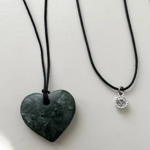 Halsband  - Grönt hjärtan till halsband. Jag säljer flera andra halsband, kolla gärna in min profil 💖