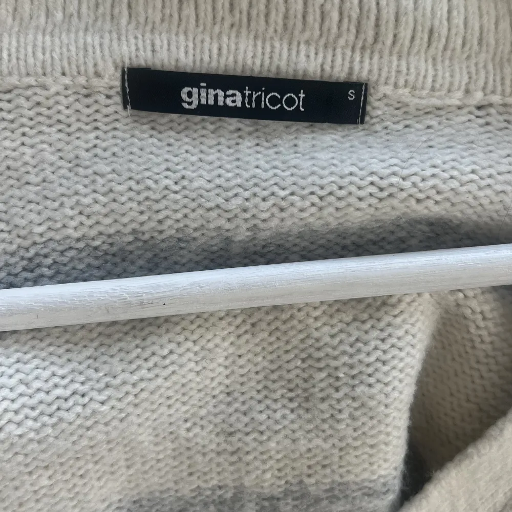 Säljer denna jätte fina v stickade tröjan från Ginatricot. Ganska använd därav priset. Skriv för funderingar🙌🏼🤍. Stickat.