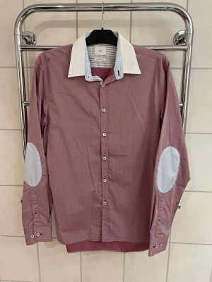 Bläck skjorta lila regular fit - Bläck skjorta regular fit storlek large. Lite missfärgad på kragen. 