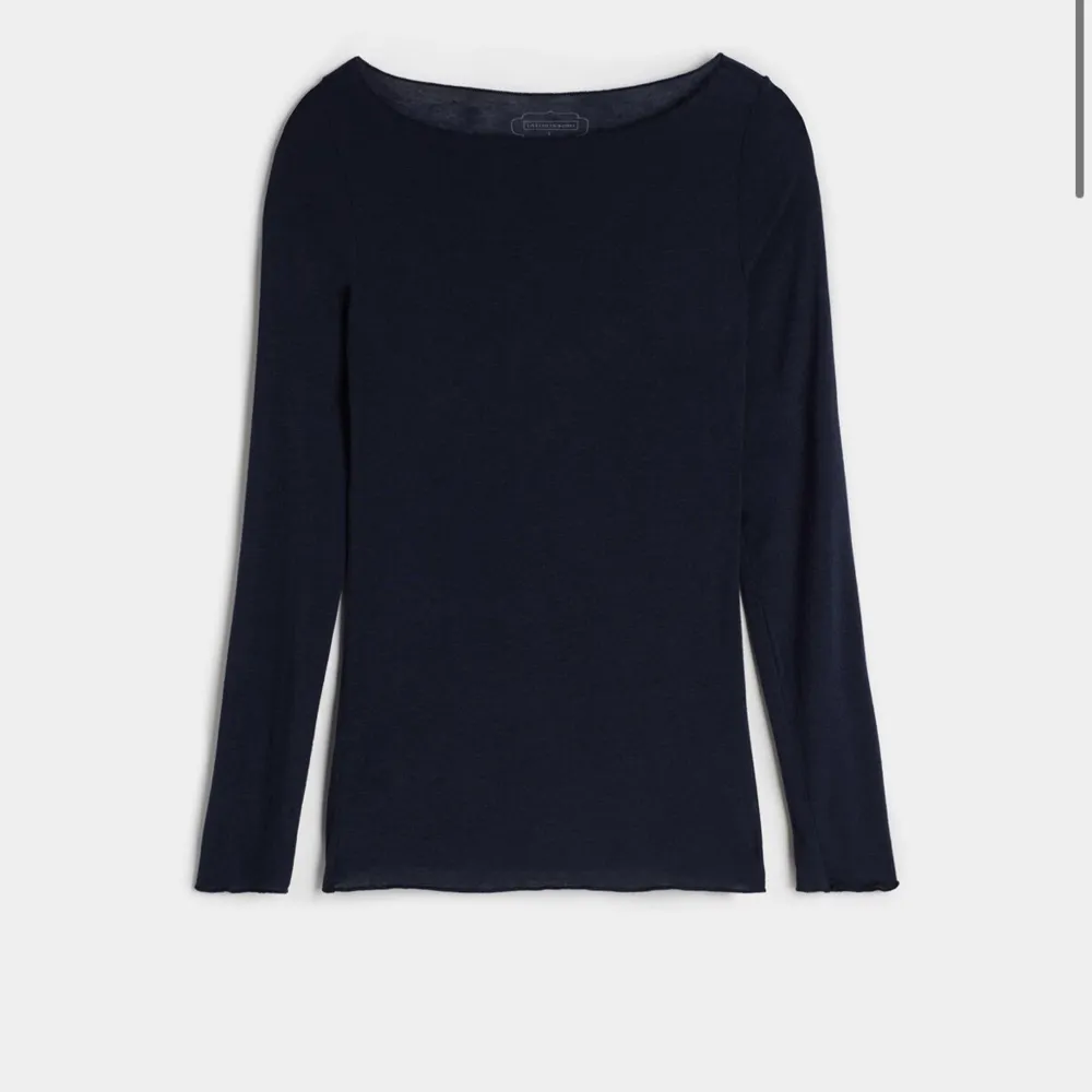 Säljer denna blåa intimissimi tröjan kashmir i storlek M. Den är i fint skick och använd fåtal gånger 💙. Toppar.