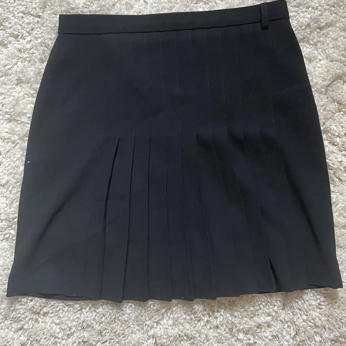 Pläterad svart knälång kjol - 90