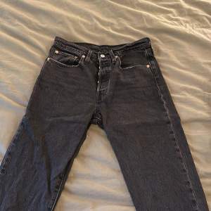 Svarta/mörkgrå stentvättade jeans från levis, modell 501 skinny, använda fåtal gånger, storlek 26 i midjan, längd 30
