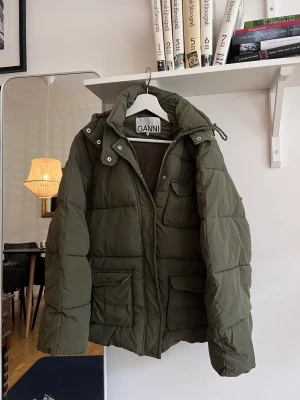 Jacka Ganni - Dunjacka från Ganni. Storlek M. Jättebra skick. Avtagbar luva. 