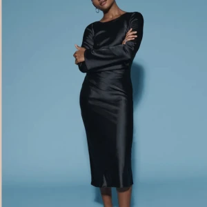 Satinklänning - Säljer min fina satinklänning från Gina tricot som är slutsåld på hemsidan. Använd en kväll, köparen betalar frakt (ca 60 kr)☺️