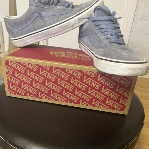 Vans i mocka 45 - Använda ett fåtal gånger  Strlk 45 kan passa Strlk 44  Nypris 975kr 