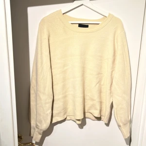 Tjocktröja - Så mjuk och skön tröja från Pieces, lite nopprig framtill, skulle säga att den är i storlek S/M💗 200+ frakt