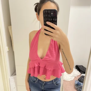 Rosa volangtopp - Jätte fin rosa topp som man knyter vid halsen. Jätte bra material och har öppen rygg. Vid mer frågor o bild kontakta mig.