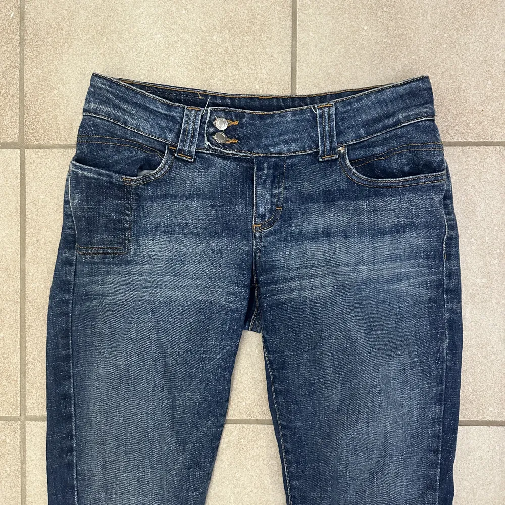 Lågmidiade utsvängda jeans köpta second hand från märket Only Jeans. De är i bra/använt skick. Midjemåttet rakt över är ca 40 cm och innerbenslängden är ca 82 cm. Säljs pga för små. Möts gärna upp i Stockholm!. Jeans & Byxor.