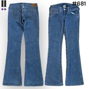 True Religion jeans i model Vet inte 💜 Tag 27W 💜Midja (rakt över) 36cm 💜 Innerben 80cm 💜 Ytterben 96cm 💜 Benöppning 22cm 💜  💜Våra mått blir W=28, L=31 💜 Men jämför alltid måtten💜681