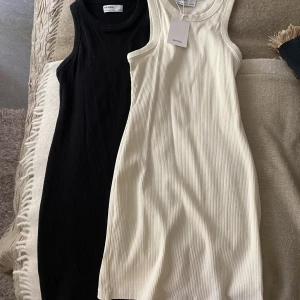 Bodycon klänning - Snygga ribbade klänningar i mjukt material! Den svarta använda 1 gång, den vita helt oanvänd med lapp kvar!   Str:S (men stretchiga så passar mig som även står mellan XS/S)  200kr för båda