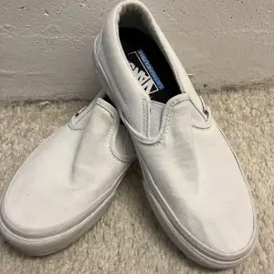 Vit slip in sko från Vans i storlek 36. Använda några gånger så lite fläckar finns. 🩵 